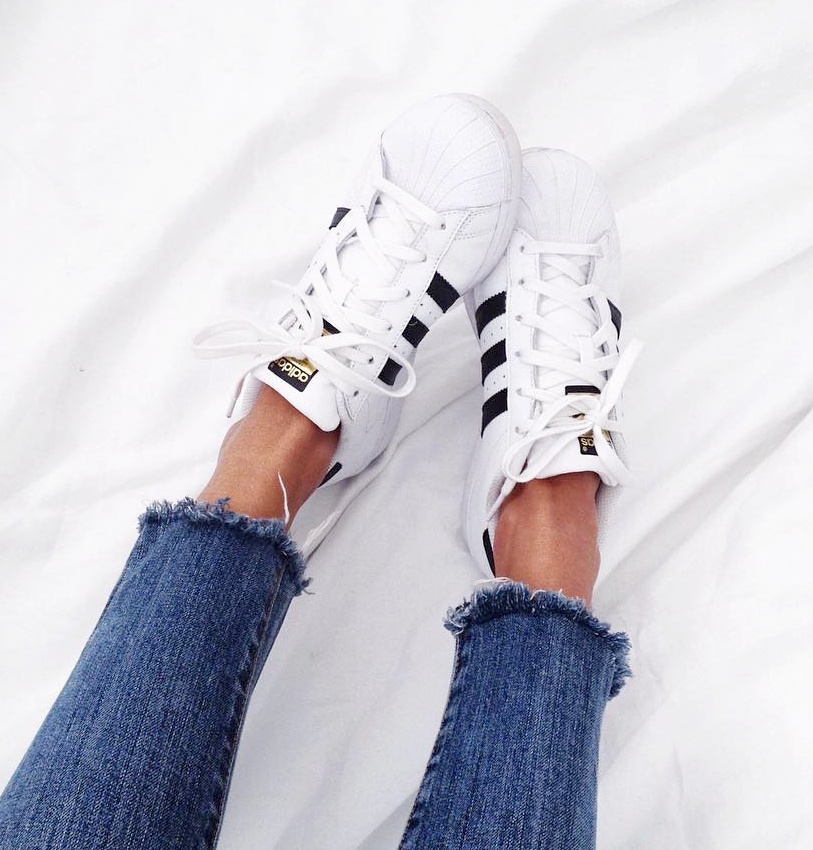 Baskets Adidas Superstar + slim coup� court sur la cheville + chevilles bronz�es = le bon mix