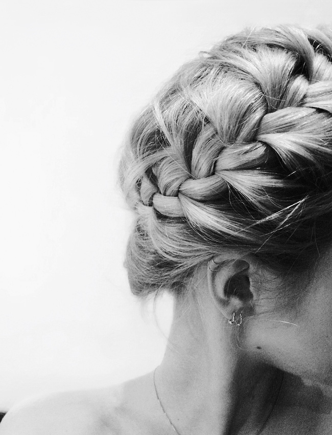 �paisse couronne de tresse + piercings d'oreille = le bon mix