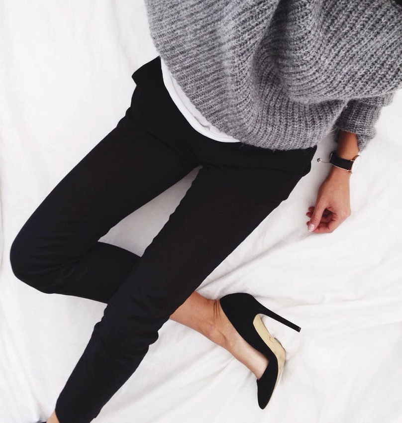 Rien de tel qu'un gros pull pour twister le duo slim noir/escarpins r�glisse !