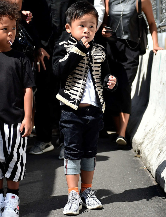 On piquerait bien sa veste � brandebourgs � ce petit fashionisto !