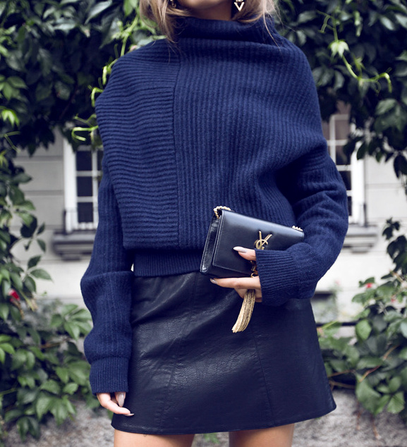 Pull bleu marine + mini jupe en cuir noir + micro sac carbone = le bon mix