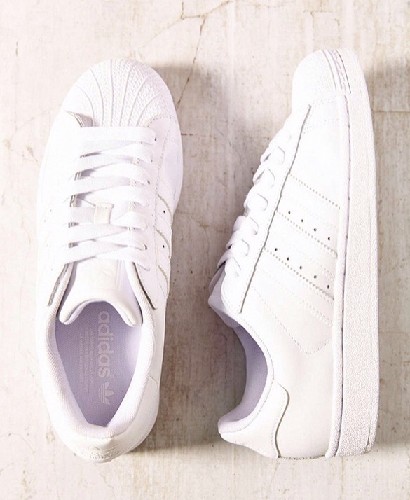 Aussi immacul�e que sa cons�ur Stan Smith, la Superstar blanche a tout bon !