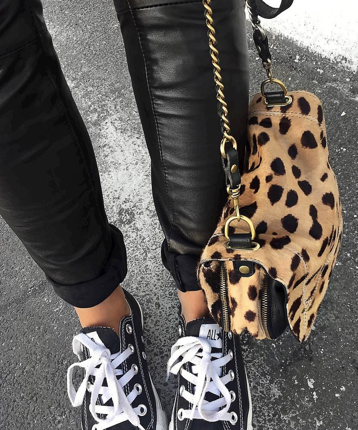 Besace l�opard + converses basses noires + slim en cuir = le bon mix