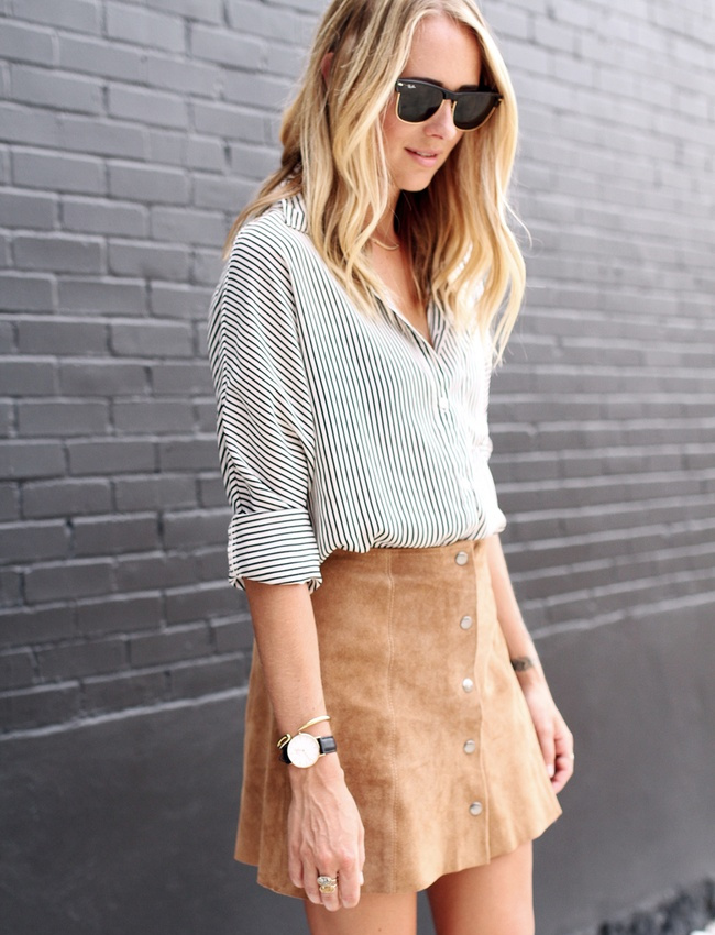 La chemise ray�e, plus subtile que la chemise en jean pour accompagner une mini jupe en daim