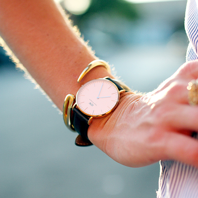 Montre � bracelet en cuir noir + bracelet dor� conceptuel = le bon mix