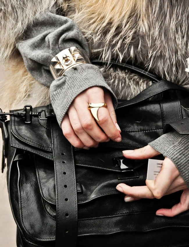 Cette automne, le bracelet manchette se porte sur la manche d'un pull oversize