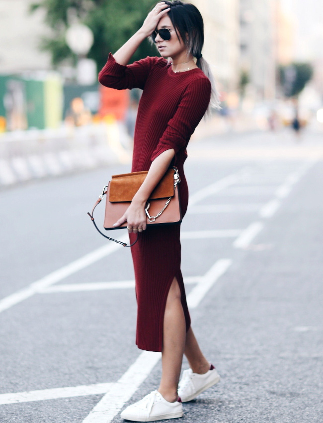 Robe pull bordeaux longue, pr�s du corps et fendue + baskets blanches = le bon mix