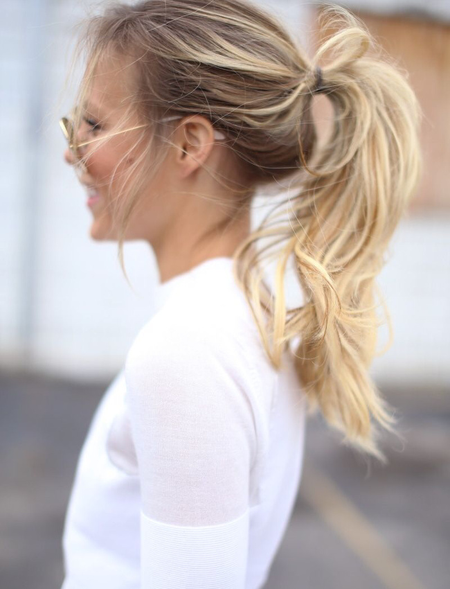 Oui � la queue de cheval semi-haute sur cheveux un brin d�coiff�s !