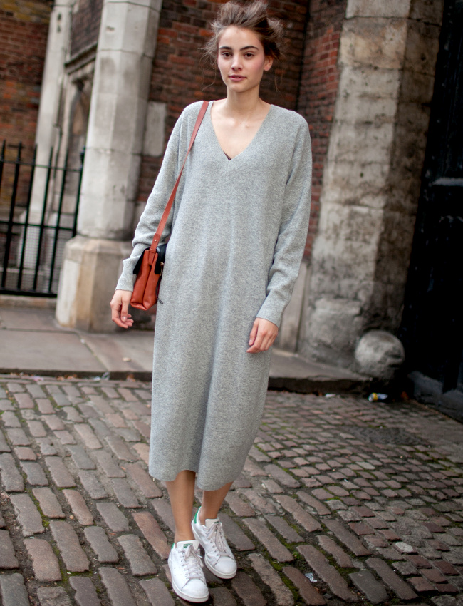 Oui � la robe pull col V d�voilant subtilement un soutien gorge en dentelle !