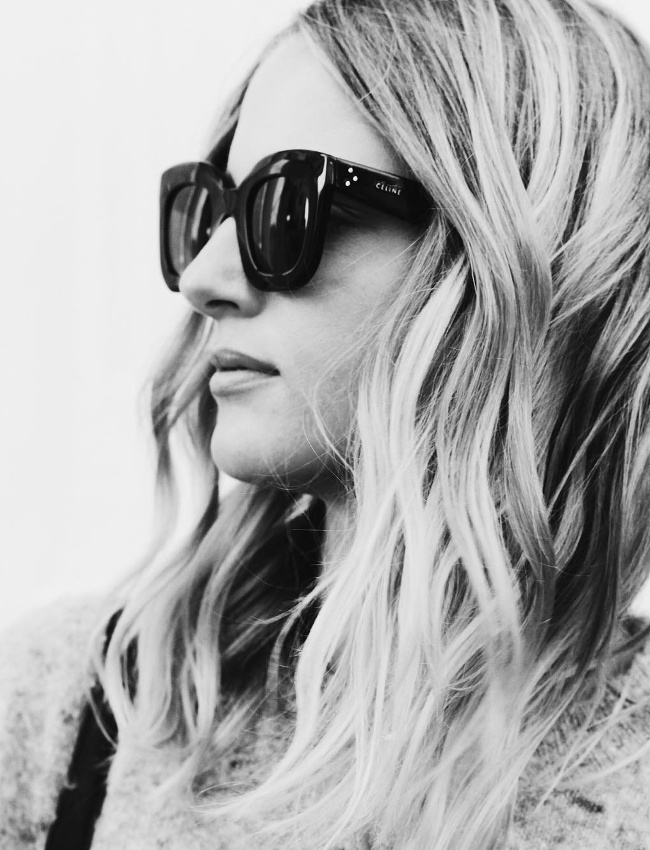 Chevelure l�g�rement ondul�e + �paisses lunettes de soleil noires = le bon mix