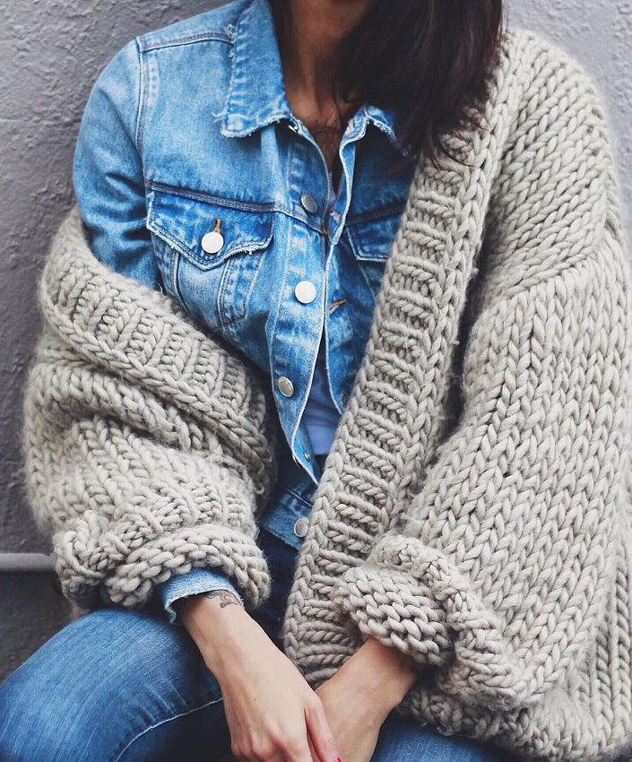 Ne jamais hsiter  glisser une veste en jean sous un gilet ample et pais !