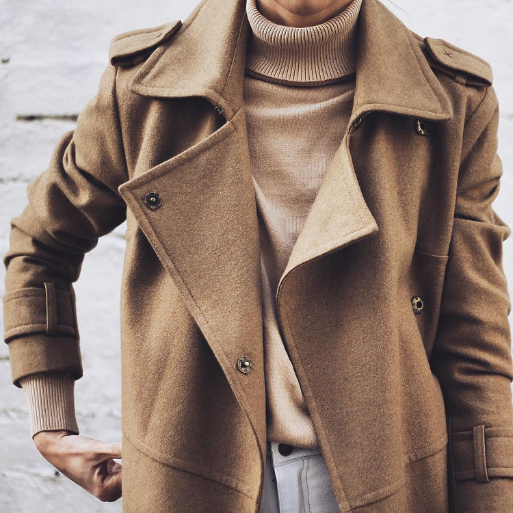 Trench noisette en laine + pull col roul� beige + jean tr�s clair = le bon mix