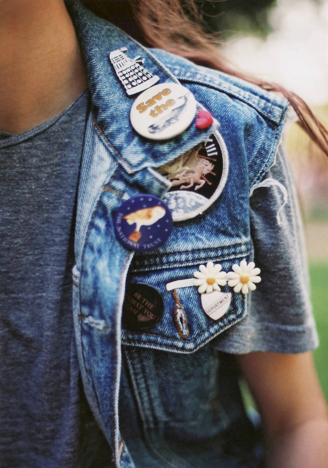 Cette saison, on use et abuse des �cussons, badges et broches en tous genres pour �gayer nos vestes en jean !