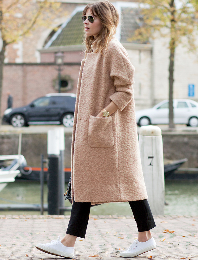 Manteau chic beige ros� + pantalon noir 7/8 + baskets blanches = le bon mix