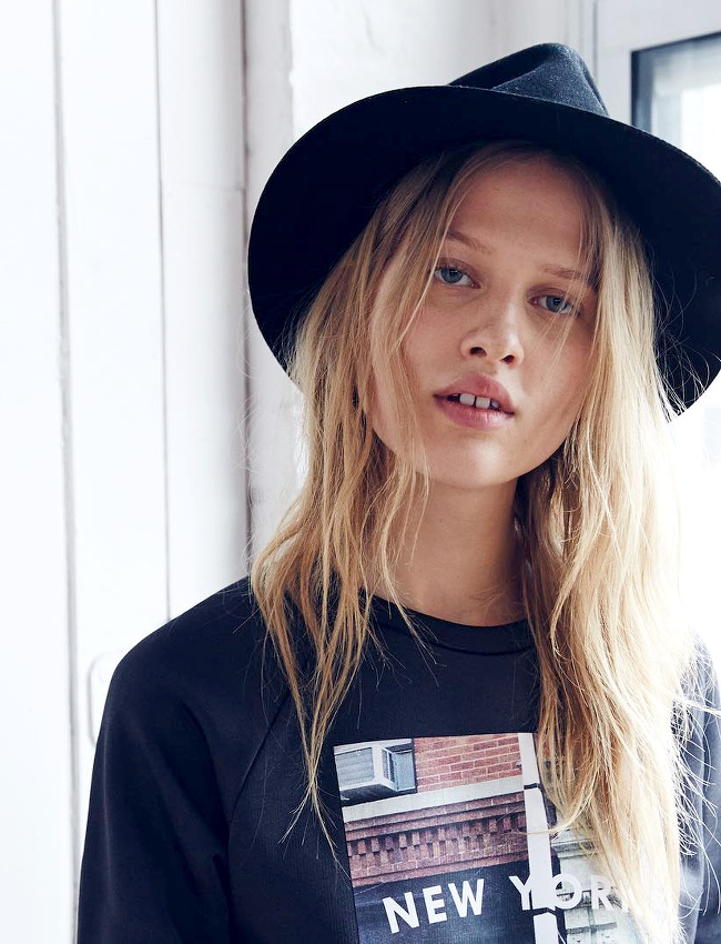 Chapeau masculin noir + cheveux blonds + dents du bonheur = le bon mix !