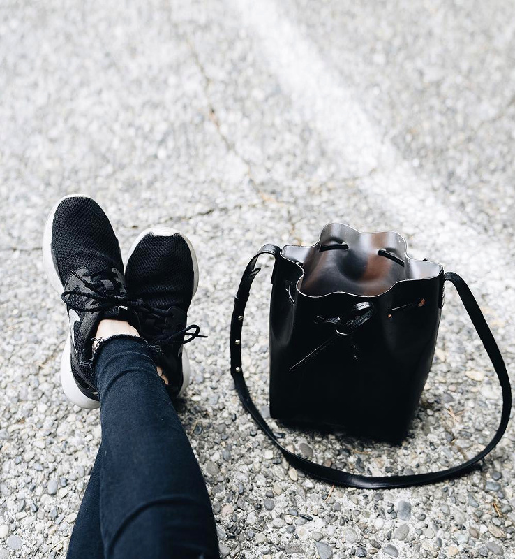 Accompagn� d'une paire de runnings noires, le sac seau se fait 100% casual