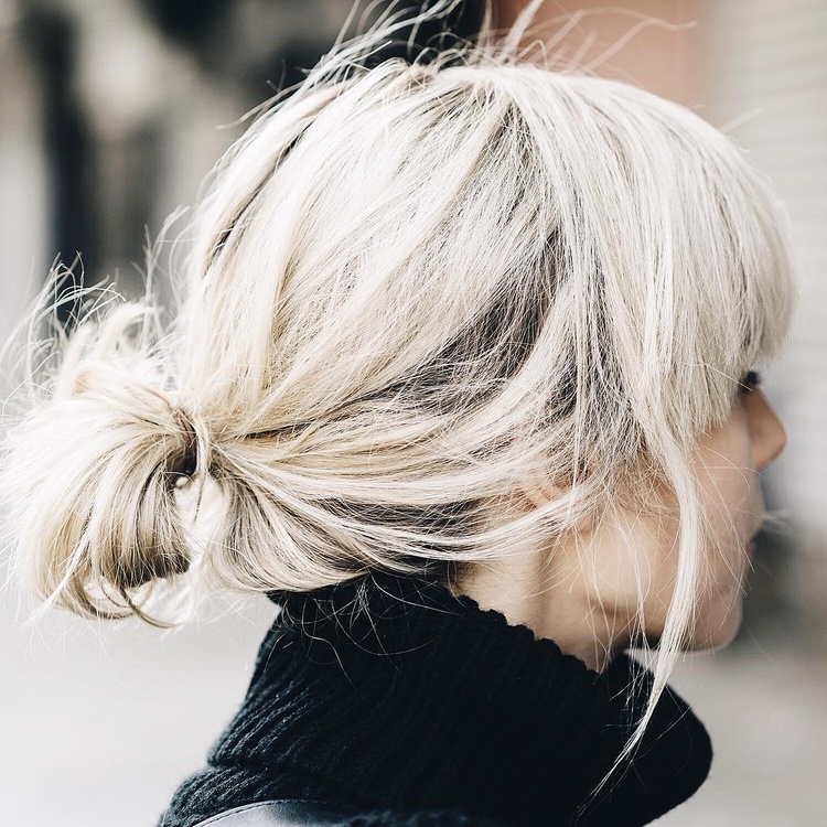 Frange �paisse + chignon bas fait � la va-vite + col roul� = le bon mix