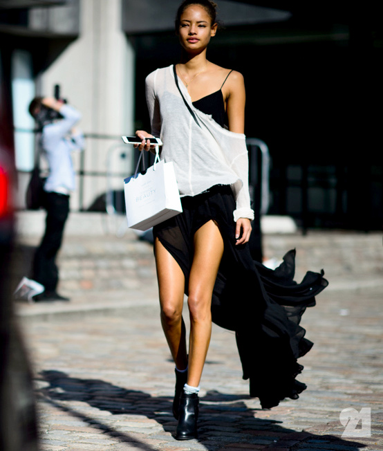 Rien de tel qu'un tee-shirt loose manches longues pour r�chauffer en journ�e une longue robe sensuelle !