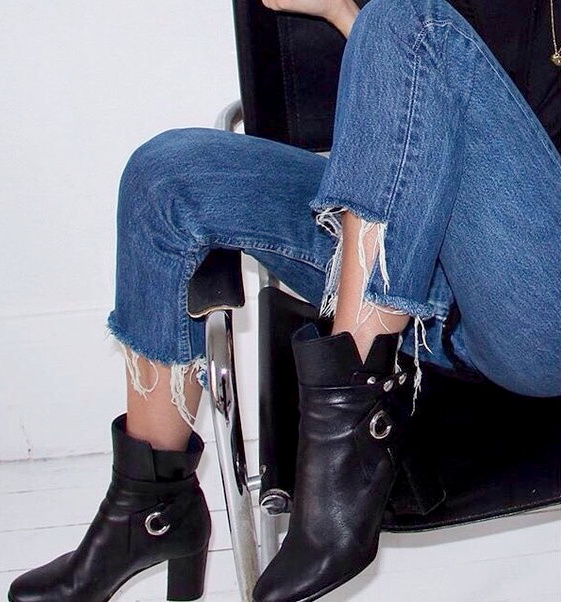 Jean coup� court et franchement effiloch� + bottines montantes � talons = le bon mix