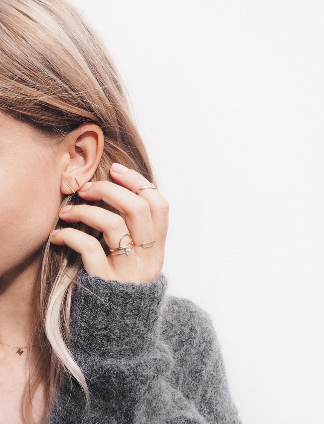 Oui � la multiplication de bijoux dor�s et tr�s fins sur les doigts et sur les oreilles !