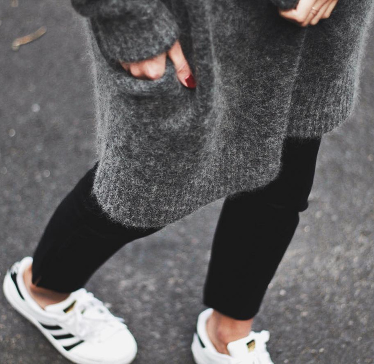 Long cardigan tout doux + chevilles nues + baskets blanches = le bon mix