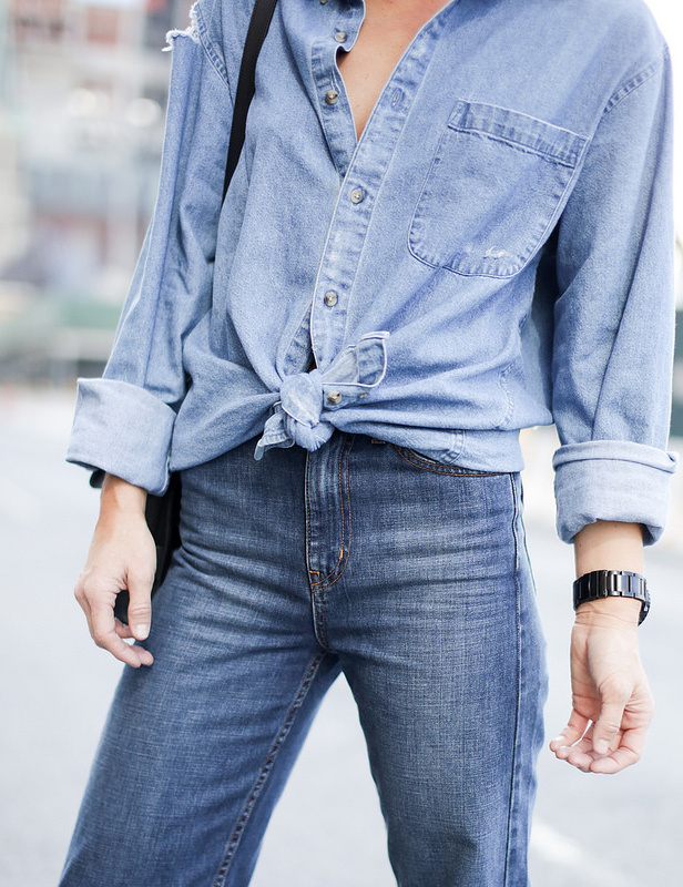 Cet automne, on continue de nouer nos chemises en jean sur le devant