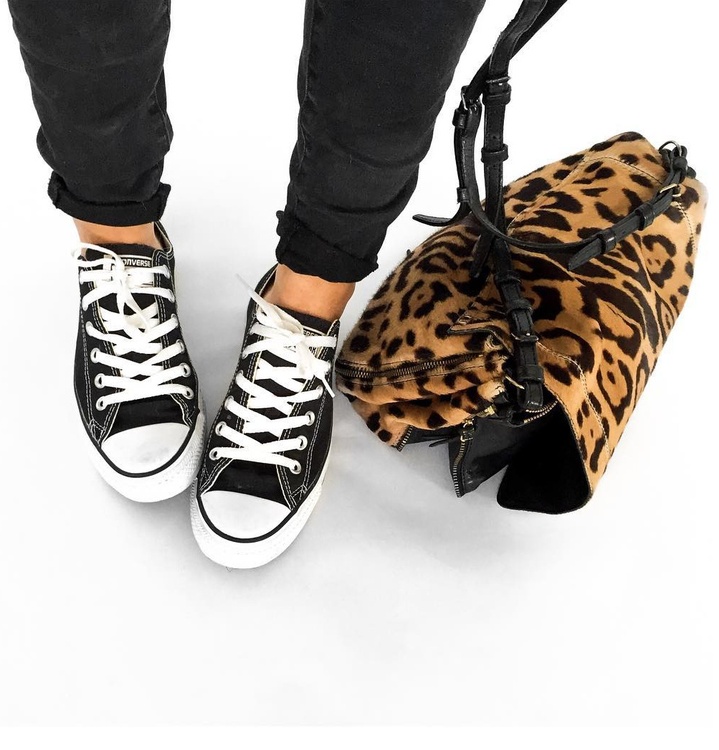 Converses + sac l�opard = le bon mix