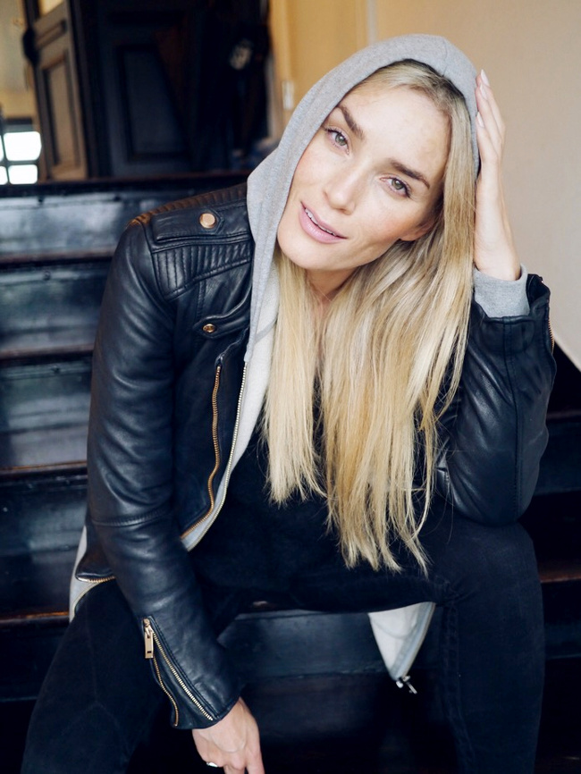 Perfecto en cuir noir + fin sweat � capuche = le bon mix