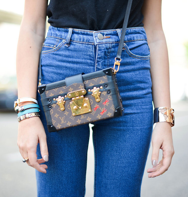 Port�e sur le duo jean taille haute/tee-shirt tout simple, cette petite malle Louis Vuitton gagne en fashion appeal