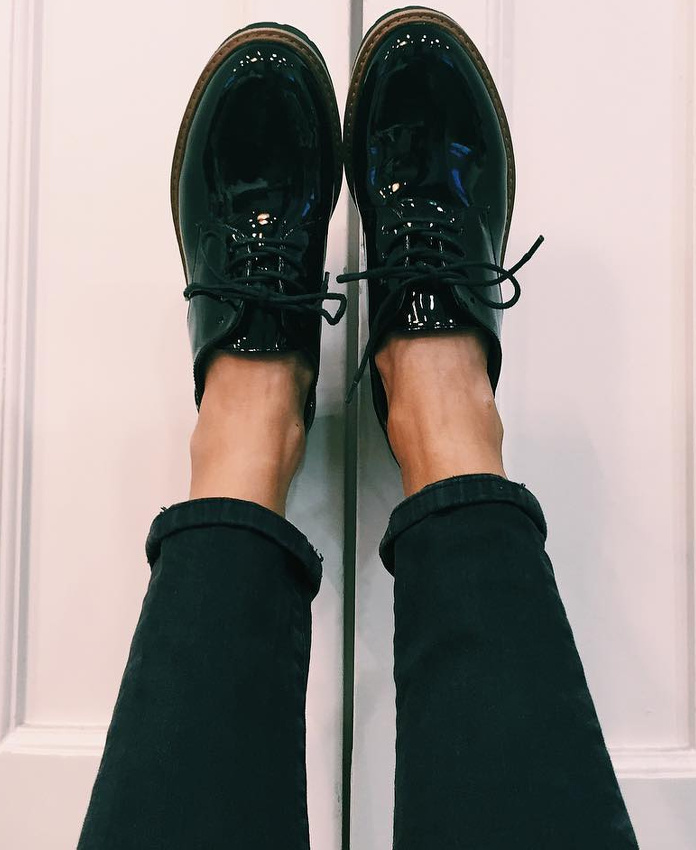 Rien de tel qu'une paire d'oxford shoes vernies pour r�veiller un slim noir roulott� sur la cheville !