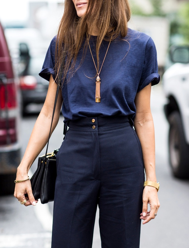 Pantalon taille haute bleu marine + tee-shirt loose gliss� dans la ceinture + sautoir  = le bon mix