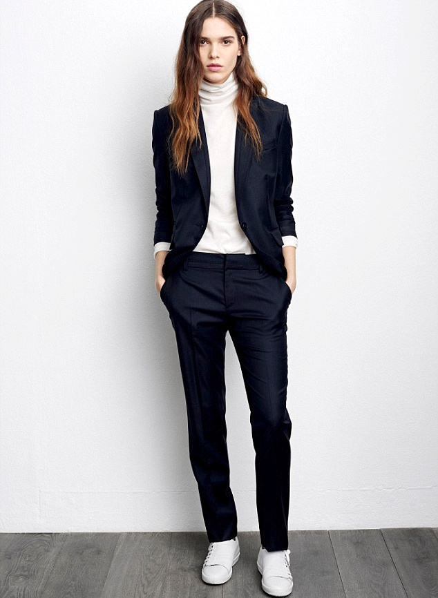 Rien de tel qu'un col roul� blanc pour accompagner un tailleur pantalon �troit !