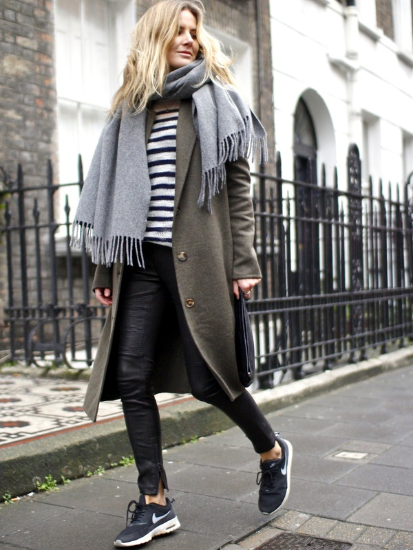 Ample manteau kaki + slim en cuir + pull marini�re + runnings = le bon mix