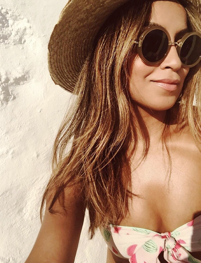 Lunettes rondes + peau caramel + bikini imprim� past�ques = le bon mix