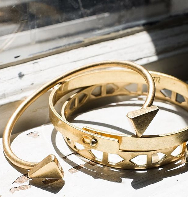 On ne se lasse pas de l'accumulation d'�troits bracelets dor�s !