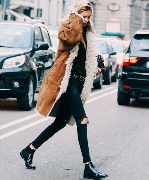 Cet automne, on pense � r�chauffer nos total looks noirs d'une longue veste en peau retourn�e