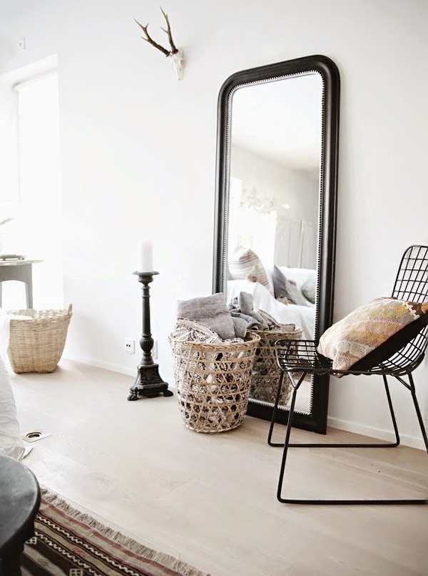 Le grand miroir pos� � m�me le sol : le parfait d�tail d�co !