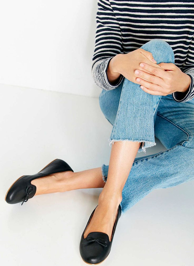 Slippers chics + jean coup� court sur la cheville = le bon mix