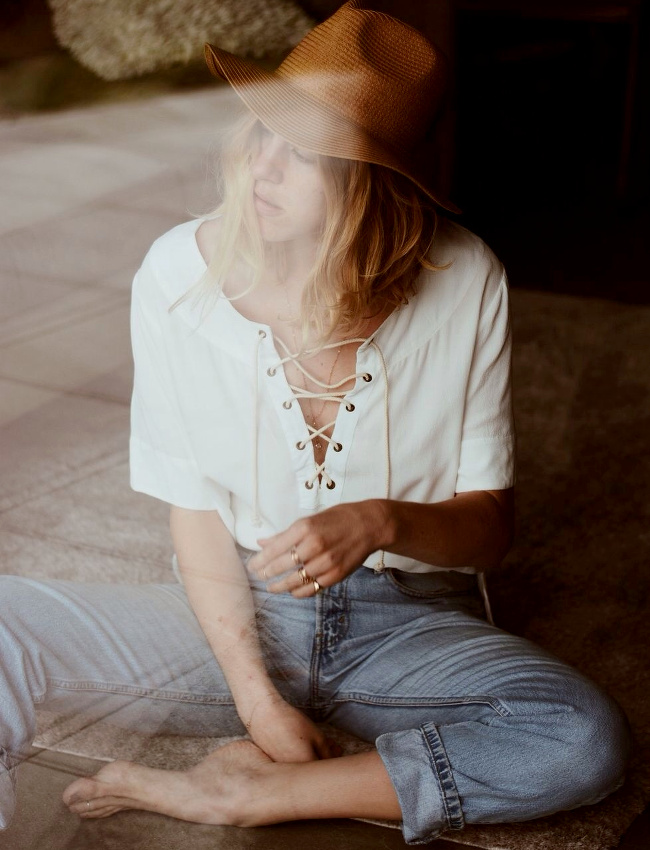 On ne se lasse pas du duo top � lacets/jean mom !