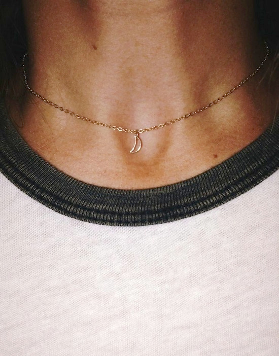 Oui � la cha�nette port�e au ras du cou !