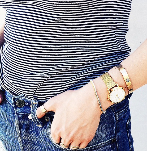 Les rayures bleu marine si�ent d�cid�ment bien aux bijoux dor�s !