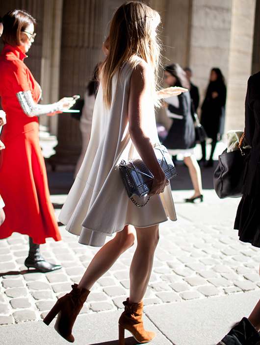 Robe blanche + boots fauve � talons = le bon mix