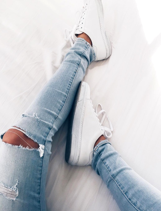 Slim bleu d�lav� destroyed + baskets blanches = le bon mix