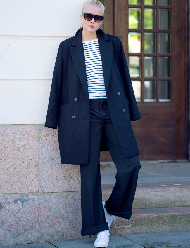 Entre pantalon bleu marine roulott� sur la cheville, marini�re et baskets blanches, cette jeune femme a tout bon !