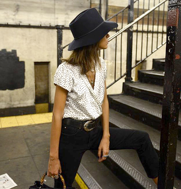 Chemisier cache-coeur manches courtes � pois + feutre + ceinturon de cow-boy = le bon mix