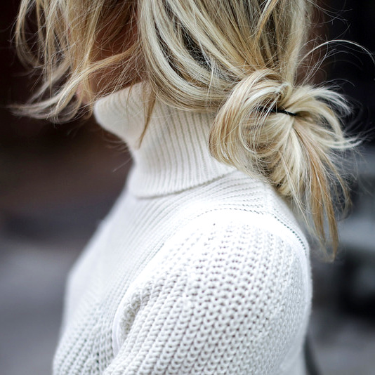 Rien de tel qu'une coiffure coiff�e/d�coiff�e pour accompagner un col roul� !