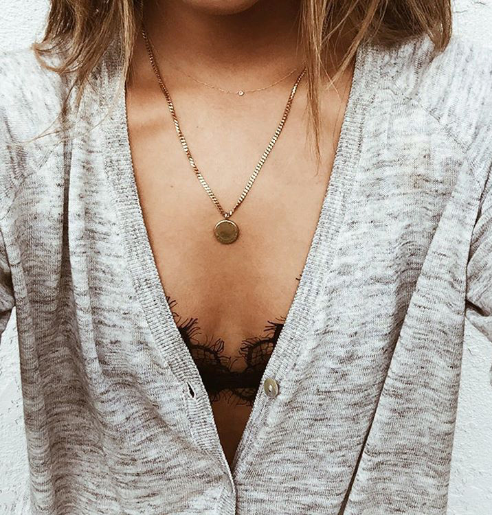 Gilet fin + soutien-gorge en dentelle + m�daille = le bon mix