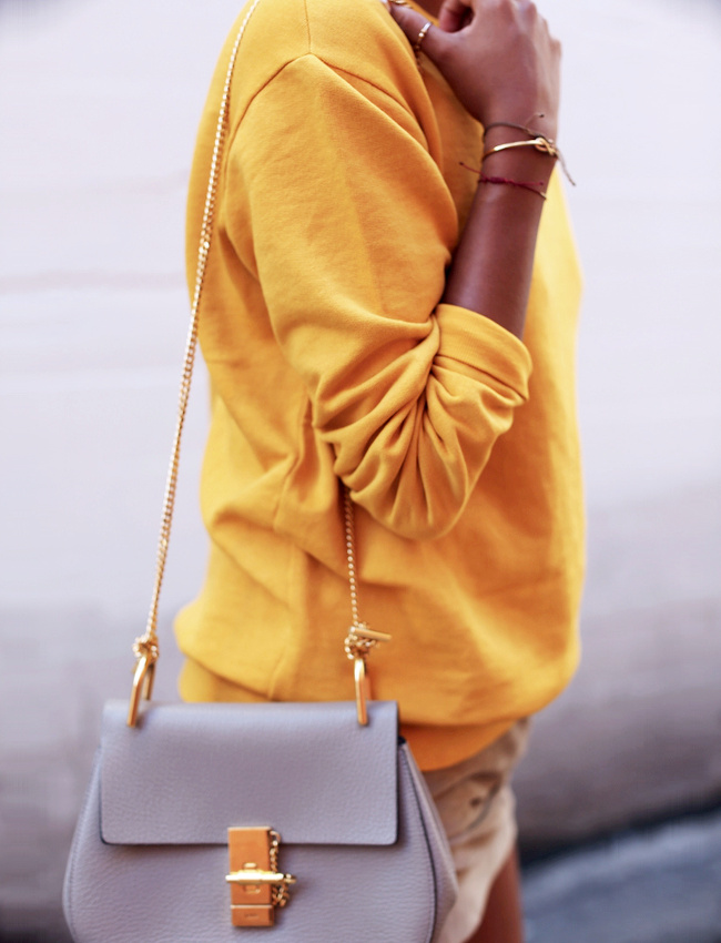 Sweat jaune + sac gris = le bon mix