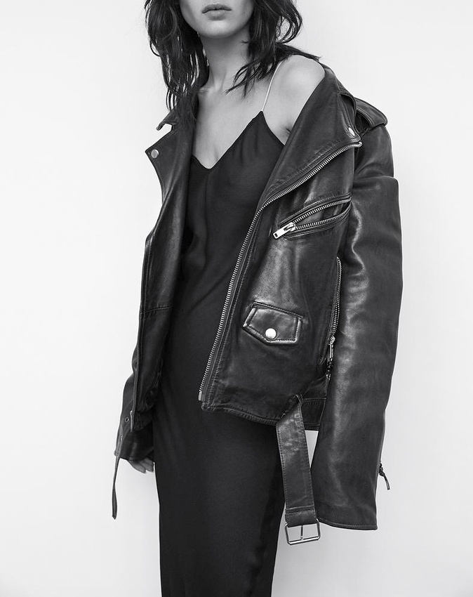 Rien de tel qu'un perfecto pour r�chauffer une longue robe de soir�e !