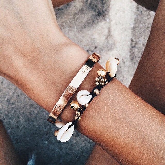 Jonc dor� + bracelet piqu� de coquillages = le bon mix